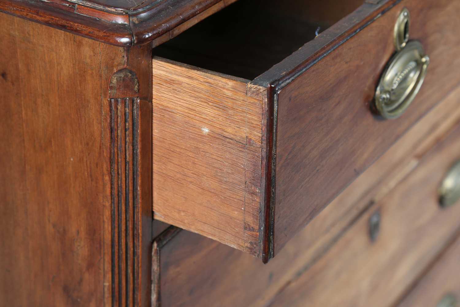 An early George III mahogany chest of oak-lined drawers, height 110cm, width 111cm, depth 51cm ( - Image 4 of 8