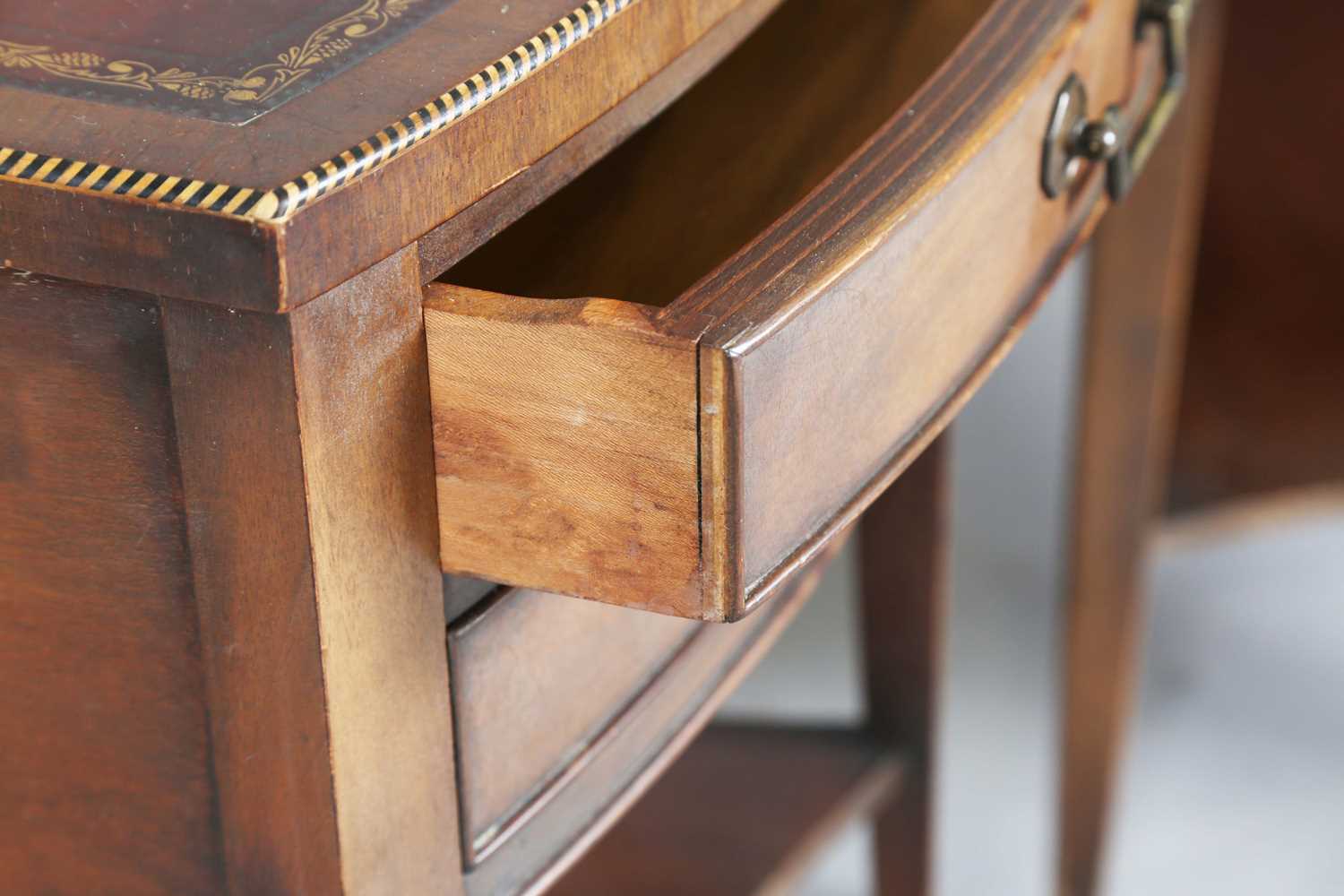 A pair of 20th century mahogany reproduction bowfront lamp or bedside tables, each chequer banded - Image 5 of 13