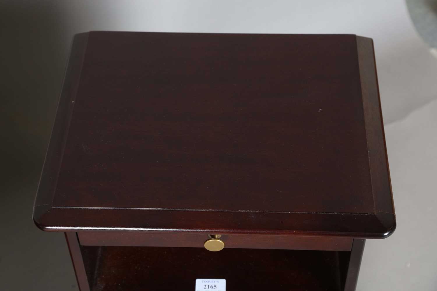 A pair of late 20th century Stag hardwood bedside chests, each with slide, open shelf and two - Bild 2 aus 7