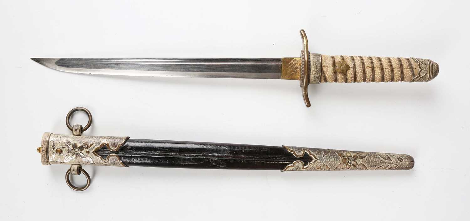 A Second World War period Japanese naval officer's dagger with straight single-edged blade, blade