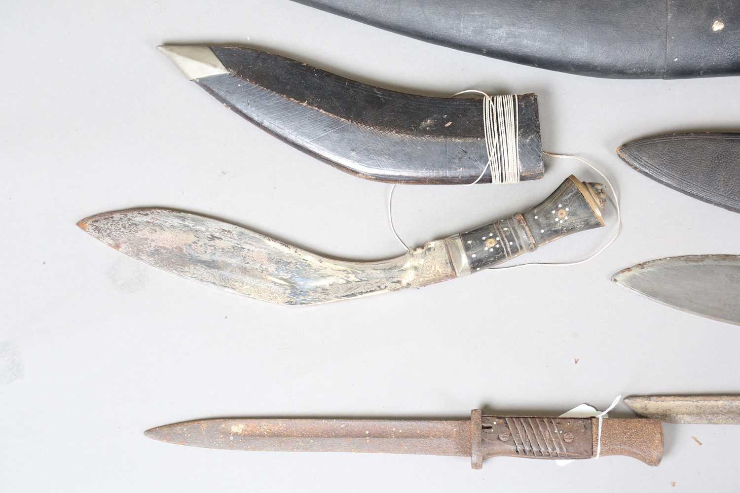 A collection of edged weapons, including a Bundeswehr MI211 military combat knife with single- - Image 5 of 9