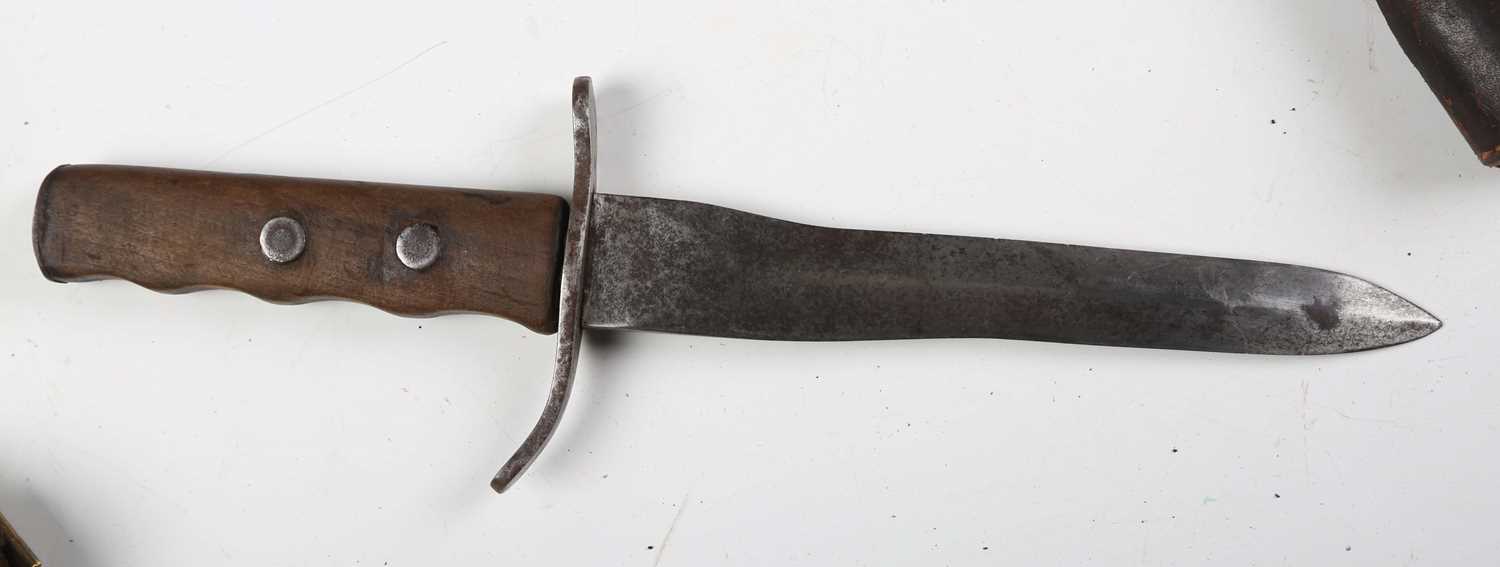 A small group of First World War period and later military items, including a German trench knife - Image 6 of 9