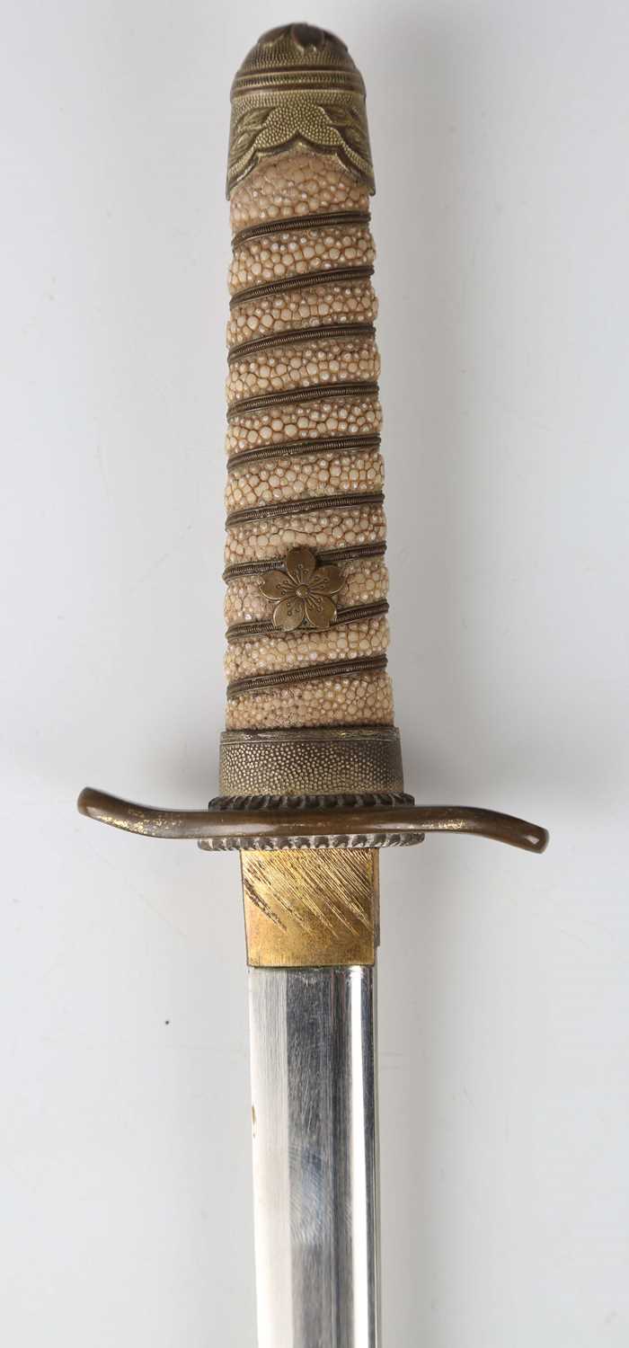 A Second World War period Japanese naval officer's dagger with straight single-edged blade, blade - Image 3 of 5