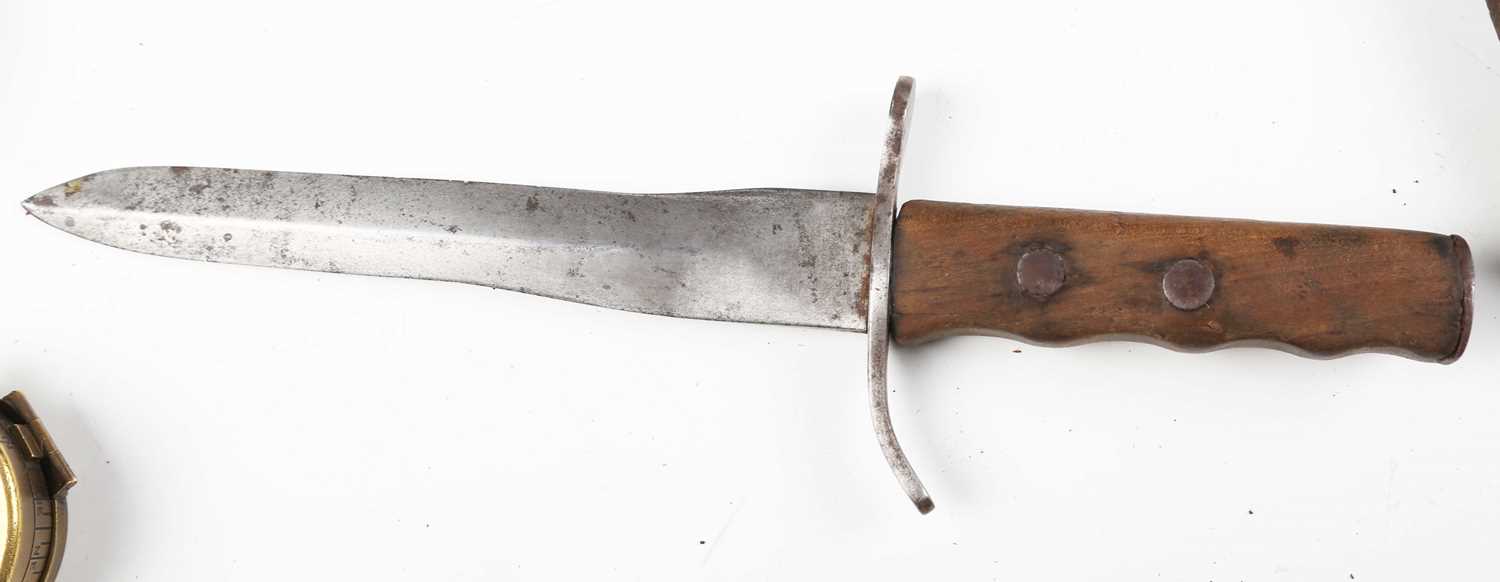 A small group of First World War period and later military items, including a German trench knife - Image 5 of 9