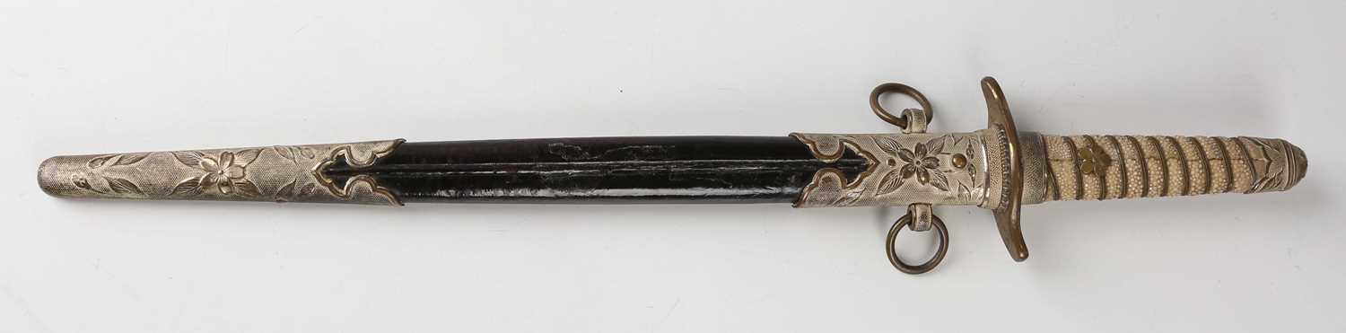 A Second World War period Japanese naval officer's dagger with straight single-edged blade, blade - Image 5 of 5