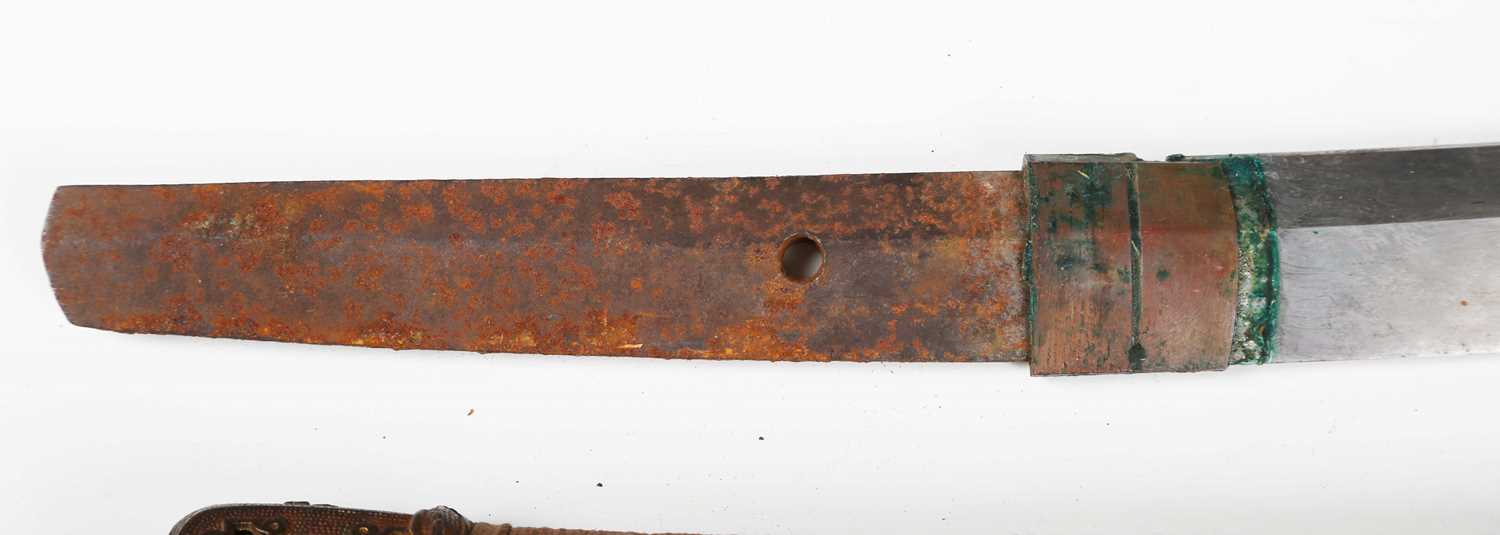 A Second World War period Japanese NCO's katana with curved single-edged blade, blade length 56cm, - Image 2 of 11