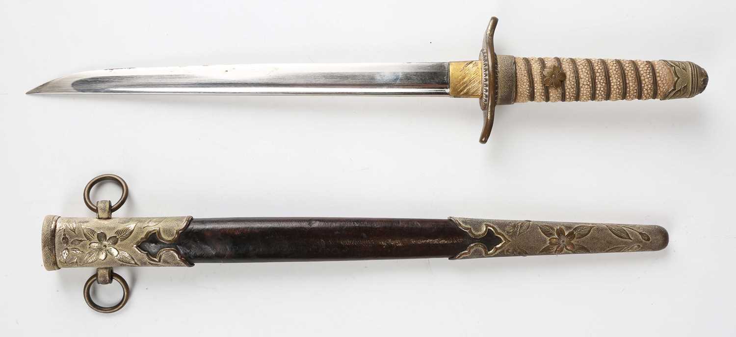 A Second World War period Japanese naval officer's dagger with straight single-edged blade, blade - Image 2 of 5