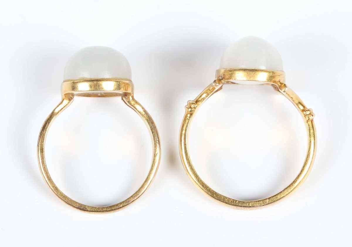 A gold ring collet set with a cabochon white hardstone, with split ‘V’ shaped shoulders, unmarked, - Image 4 of 4