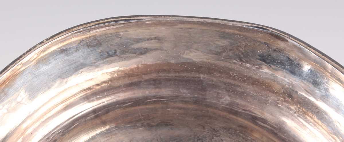 A George III silver tankard of tapering cylindrical girdled form, the domed hinged lid and pierced - Bild 5 aus 5
