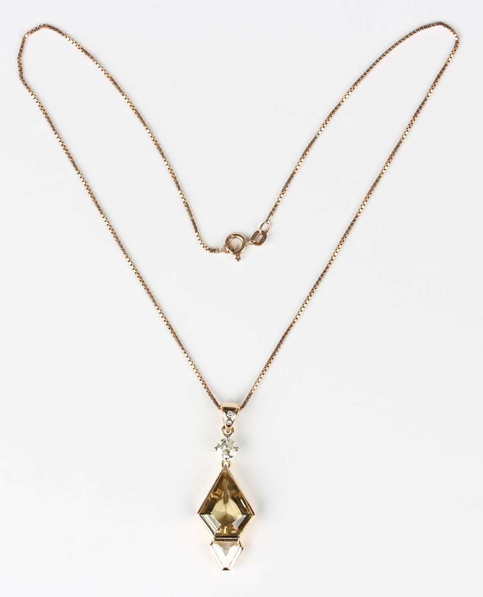 A gold, diamond and citrine pendant, claw set with the principal circular cut diamond above a kite - Bild 2 aus 3