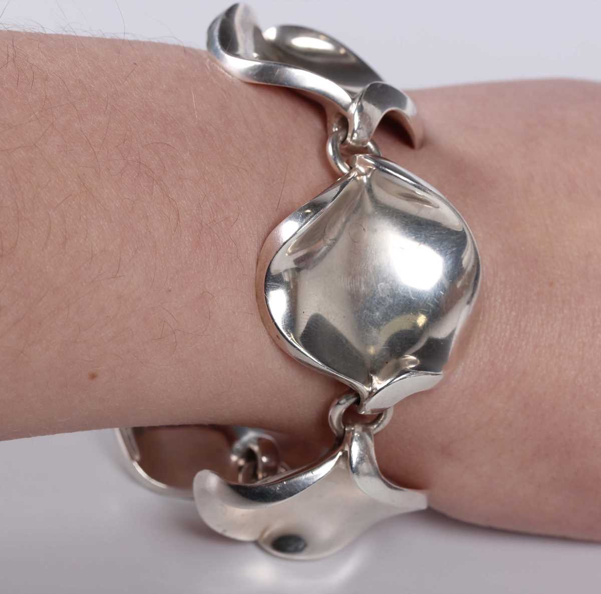 A Georg Jensen silver bracelet, designed by Hans Hansen as five undulating circular links on a - Image 6 of 6