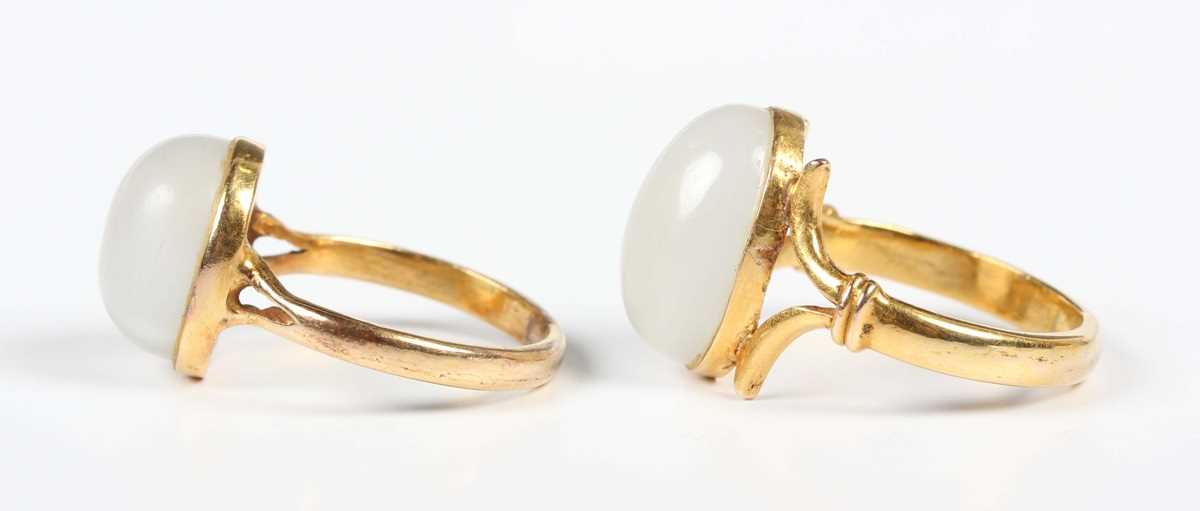 A gold ring collet set with a cabochon white hardstone, with split ‘V’ shaped shoulders, unmarked, - Image 3 of 4