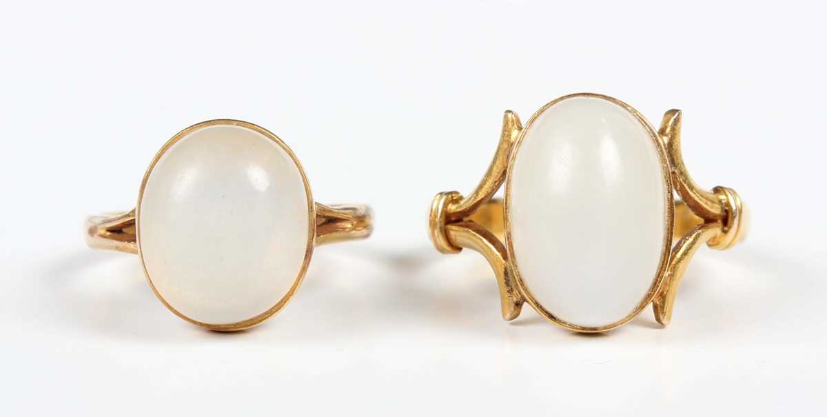 A gold ring collet set with a cabochon white hardstone, with split ‘V’ shaped shoulders, unmarked, - Image 2 of 4