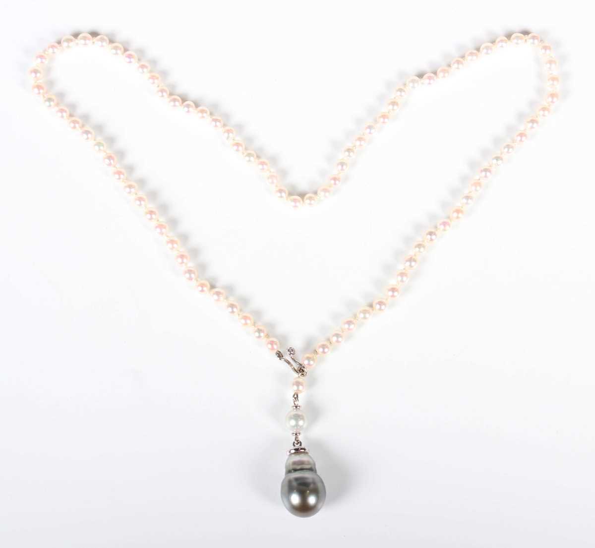 A single row necklace of cultured pearls with a diamond capped Tahitian grey tinted cultured pearl - Image 2 of 3