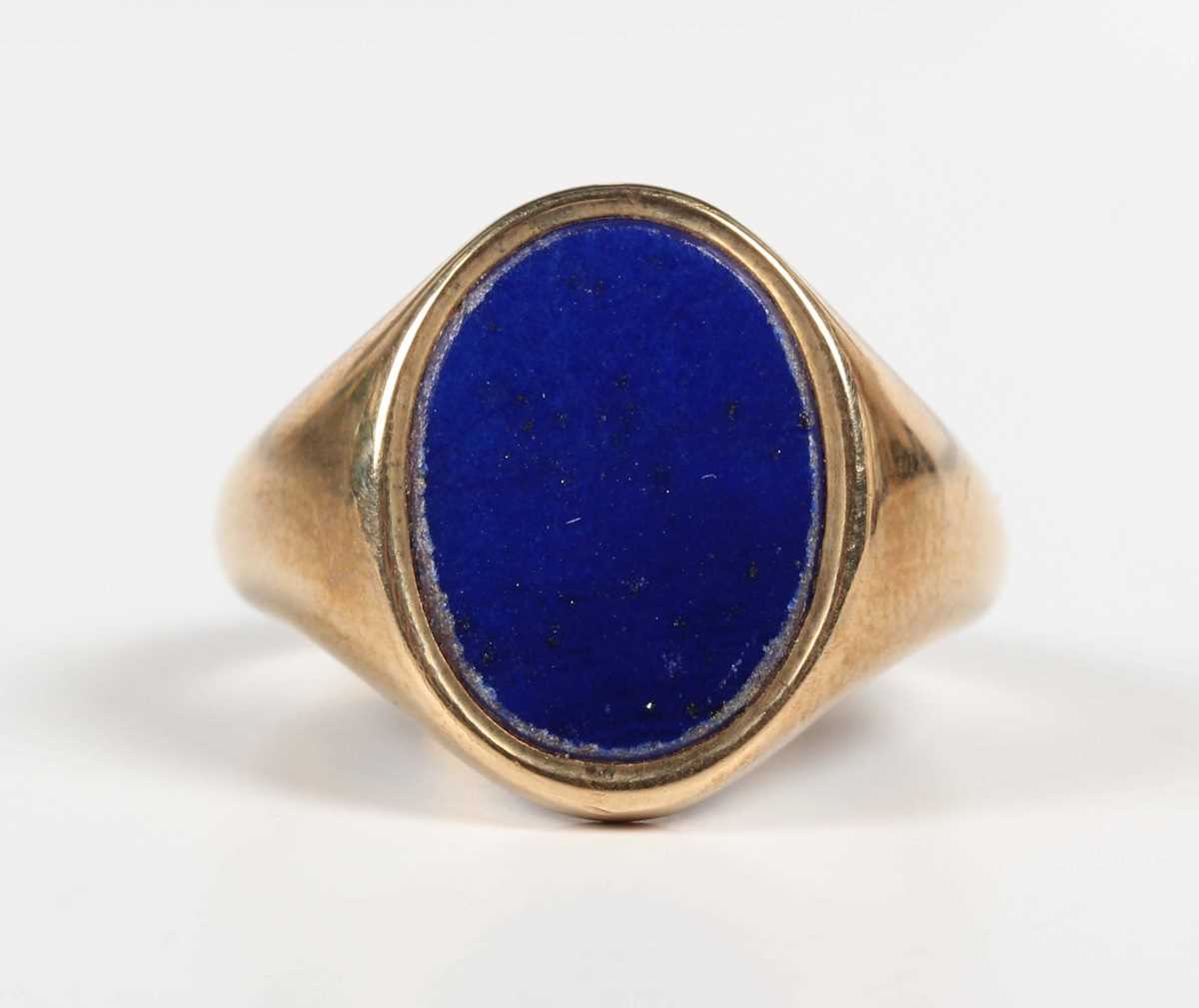 A 9ct gold and lapis lazuli oval signet ring, Sheffield 1976, weight 7.1g, ring size approx P1/2, - Bild 2 aus 5