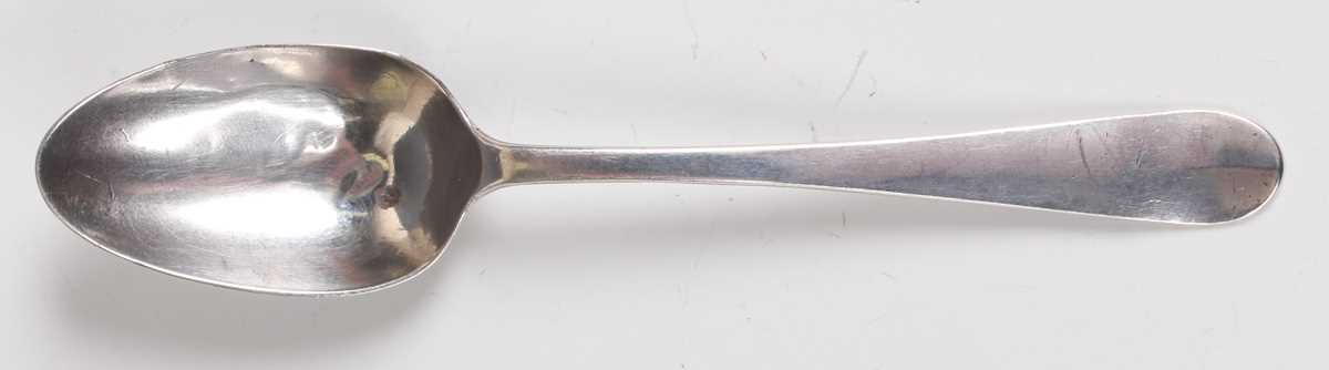 A George III silver caddy spoon, the circular bowl engraved with an oak leaf and acorn sprig, with a - Bild 6 aus 13