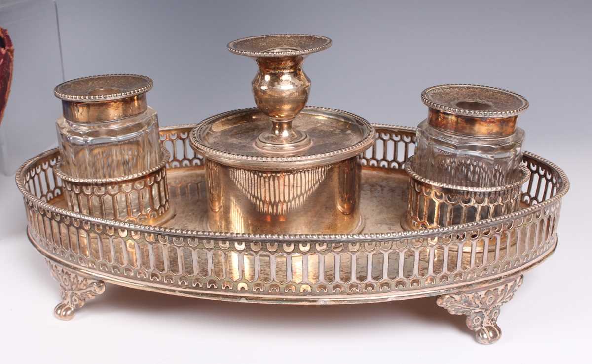 A small group of silver, including a stub candlestick with reeded decoration, Birmingham 1935, an - Image 5 of 7