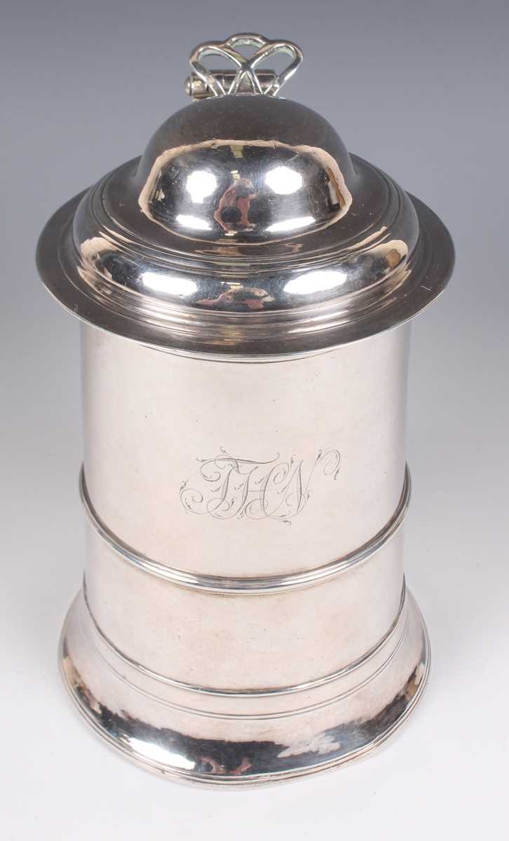 A George III silver tankard of tapering cylindrical girdled form, the domed hinged lid and pierced - Bild 2 aus 5
