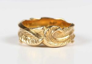 An 18ct gold wedding ring in an undulating feather design, London 1970, weight 6.2g, ring size