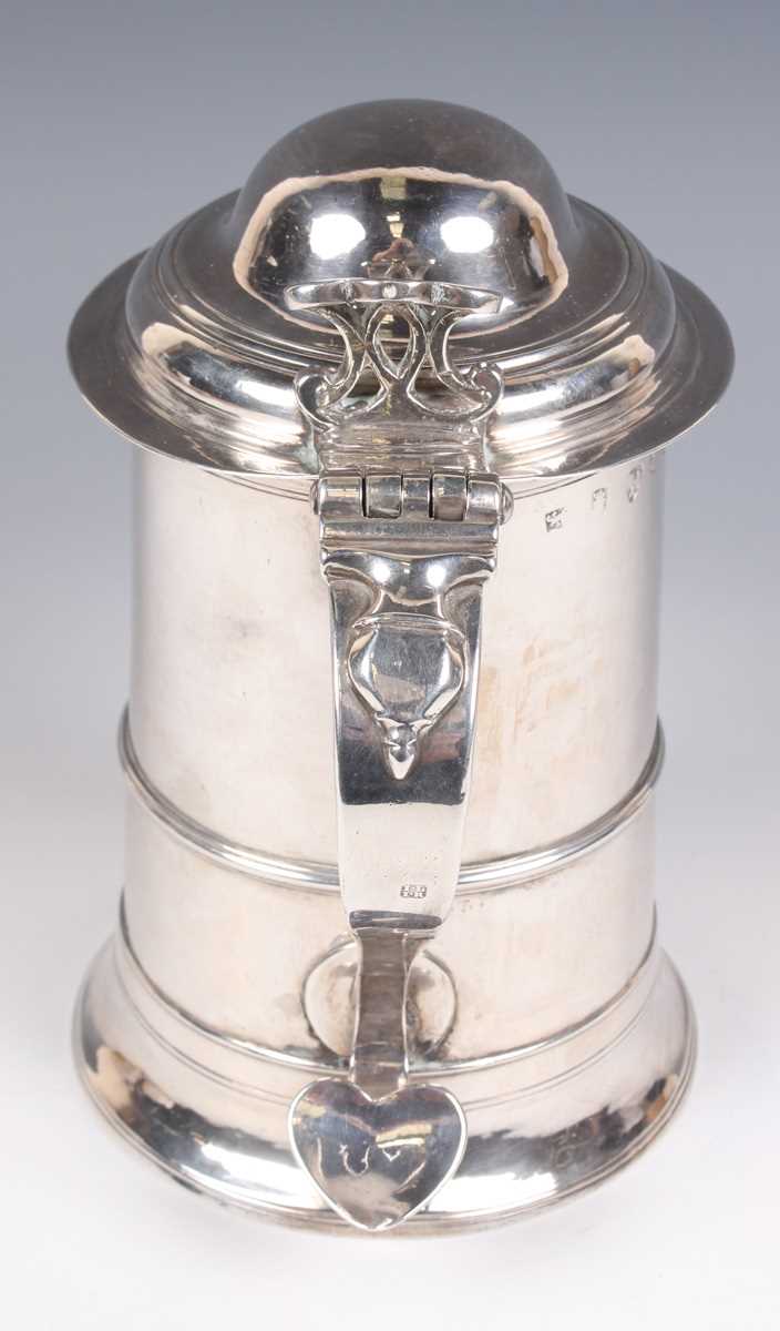 A George III silver tankard of tapering cylindrical girdled form, the domed hinged lid and pierced - Bild 4 aus 5