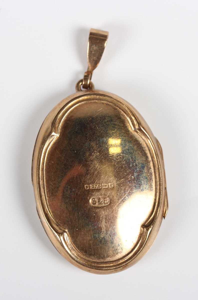 A 9ct gold oval pendant locket, length 3.6cm, a 9ct gold anchor pendant, two further 9ct gold - Bild 2 aus 3
