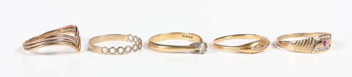 An 18ct gold ring, mounted with a circular cut diamond, London 1969, weight 2.8g, ring size approx