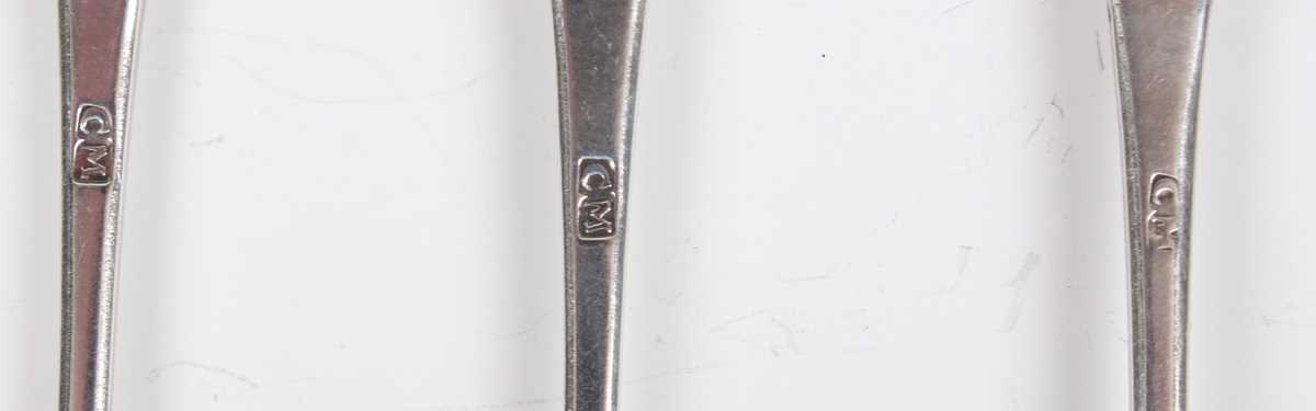 A George III silver caddy spoon, the circular bowl engraved with an oak leaf and acorn sprig, with a - Bild 11 aus 13