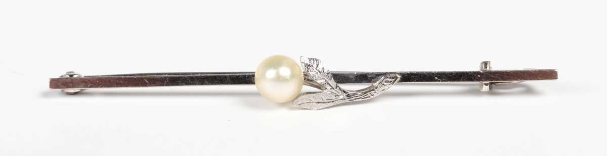 A white gold and cultured pearl bar brooch, detailed ‘9ct’, weight 2.6g, width 5.8cm, and a group of - Bild 3 aus 6