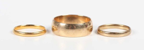 A 9ct gold wedding band ring, London 1970, ring size approx P1/2, a 9ct gold wedding ring, total