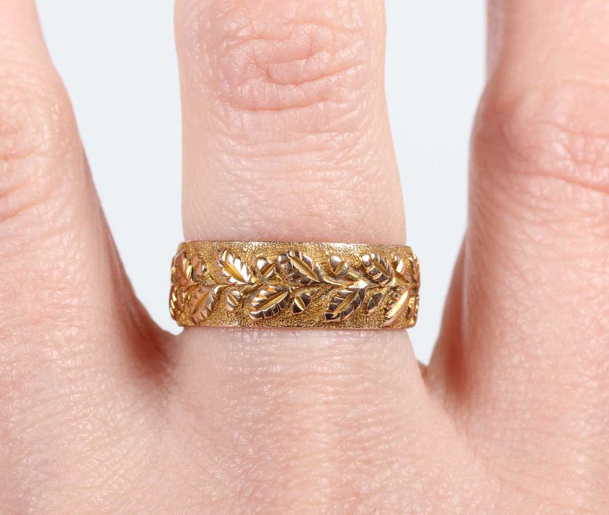 A late Victorian 9ct gold wedding band ring with foliate decoration, Birmingham 1894, weight 4.2g, - Image 4 of 4