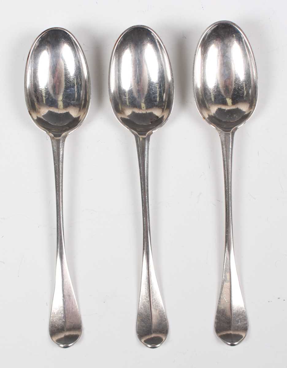 A George III silver caddy spoon, the circular bowl engraved with an oak leaf and acorn sprig, with a - Bild 9 aus 13
