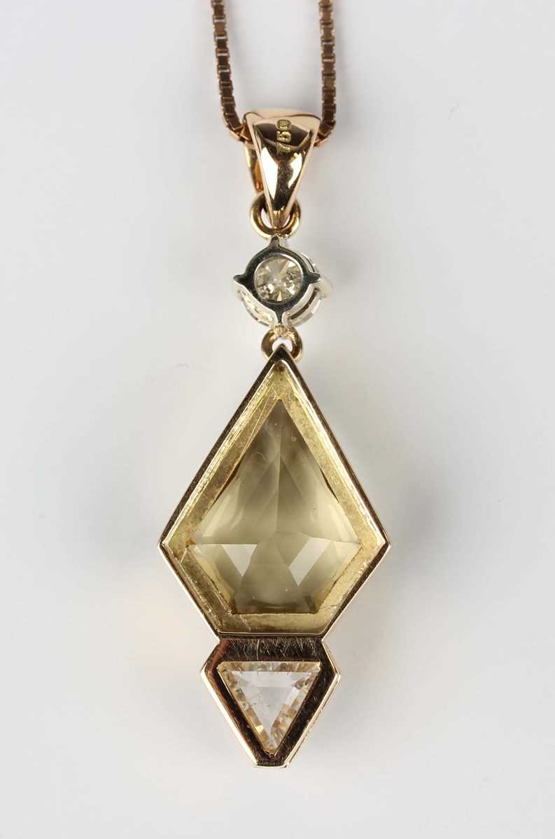 A gold, diamond and citrine pendant, claw set with the principal circular cut diamond above a kite - Bild 3 aus 3
