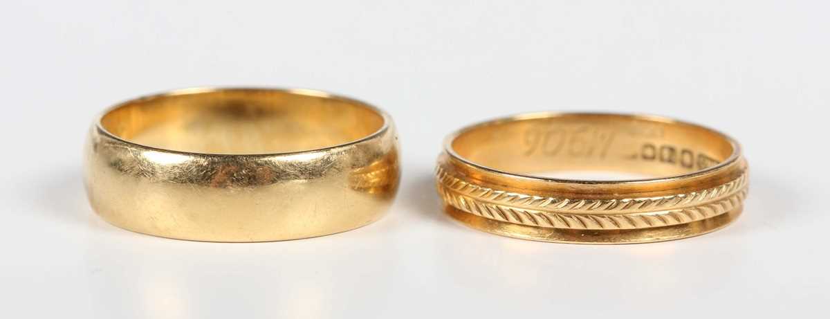 An 18ct gold wedding band ring, London 1970, ring size approx M1/2, and an 18ct gold decorated