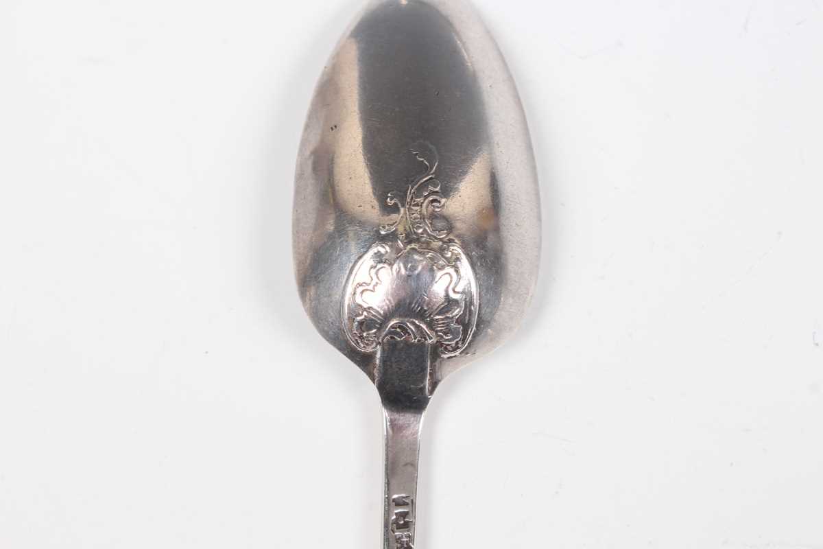 A George III silver caddy spoon, the circular bowl engraved with an oak leaf and acorn sprig, with a - Bild 7 aus 13