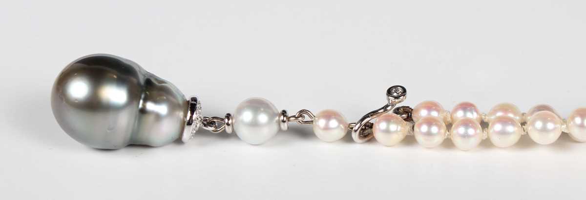 A single row necklace of cultured pearls with a diamond capped Tahitian grey tinted cultured pearl - Image 3 of 3