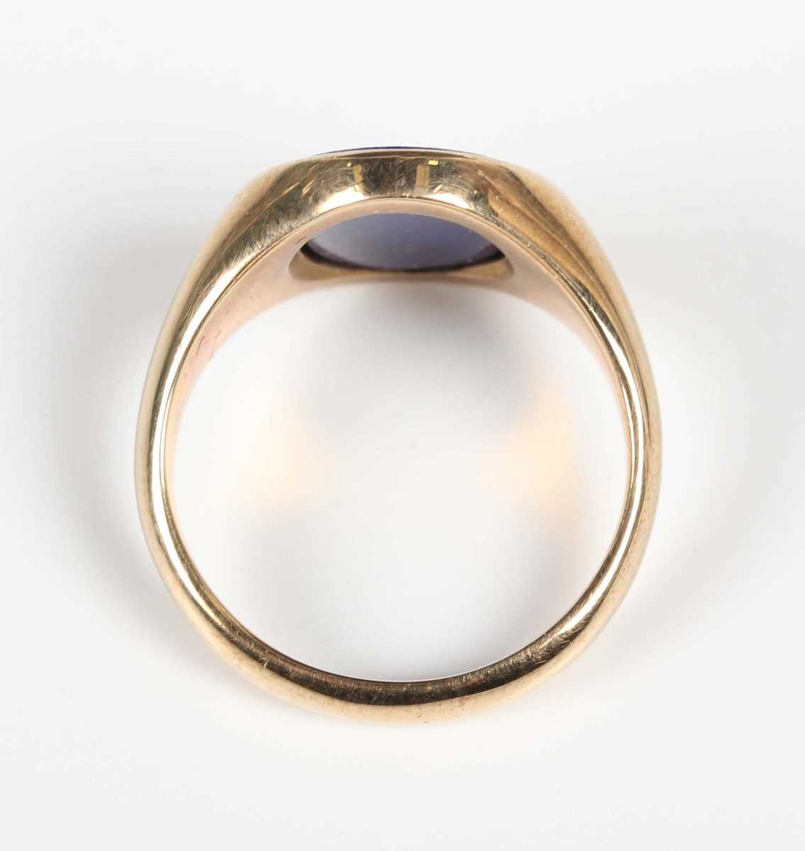A 9ct gold and lapis lazuli oval signet ring, Sheffield 1976, weight 7.1g, ring size approx P1/2, - Bild 4 aus 5