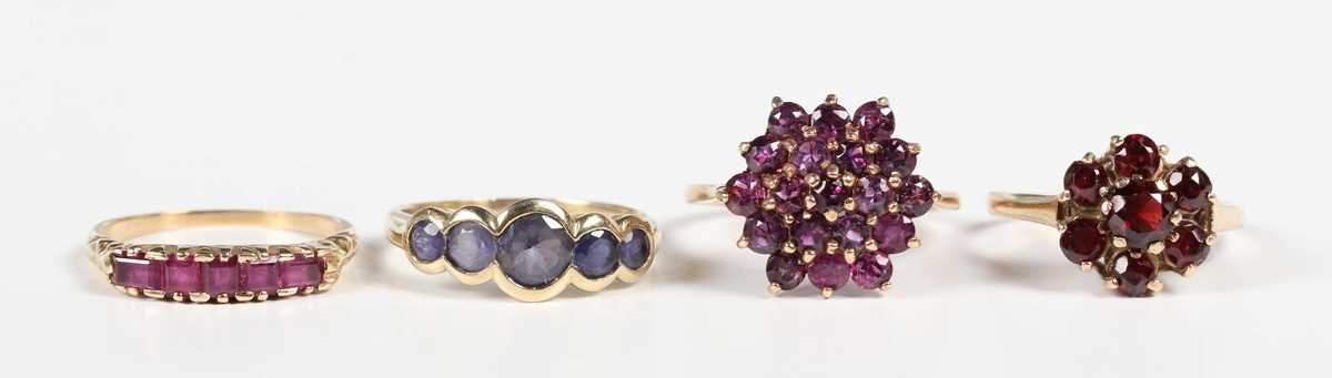 A 9ct gold and garnet cluster ring, claw set with circular cut garnets, London 1967, ring size - Image 2 of 4