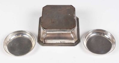 A late Victorian silver inkwell with hinged lid and glass liner, London 1895 by J. Grinsell &