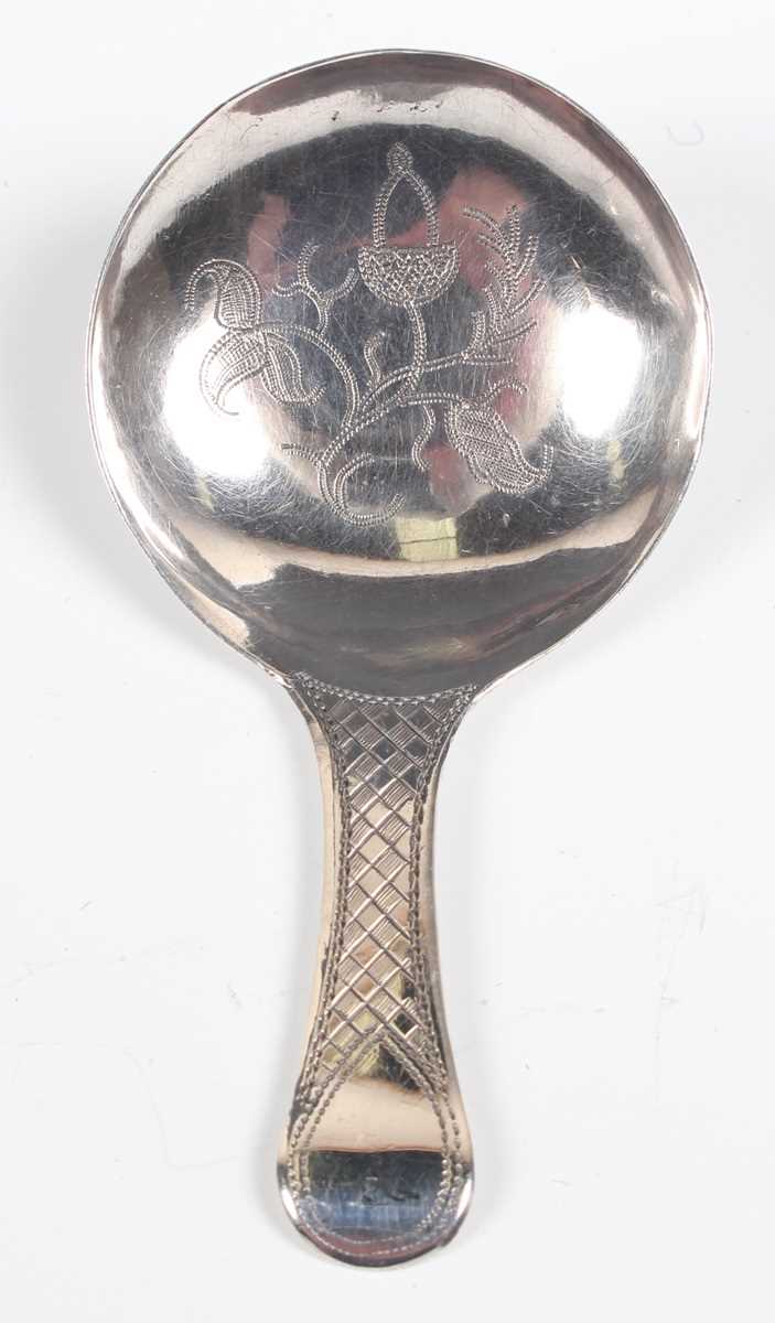 A George III silver caddy spoon, the circular bowl engraved with an oak leaf and acorn sprig, with a - Bild 2 aus 13