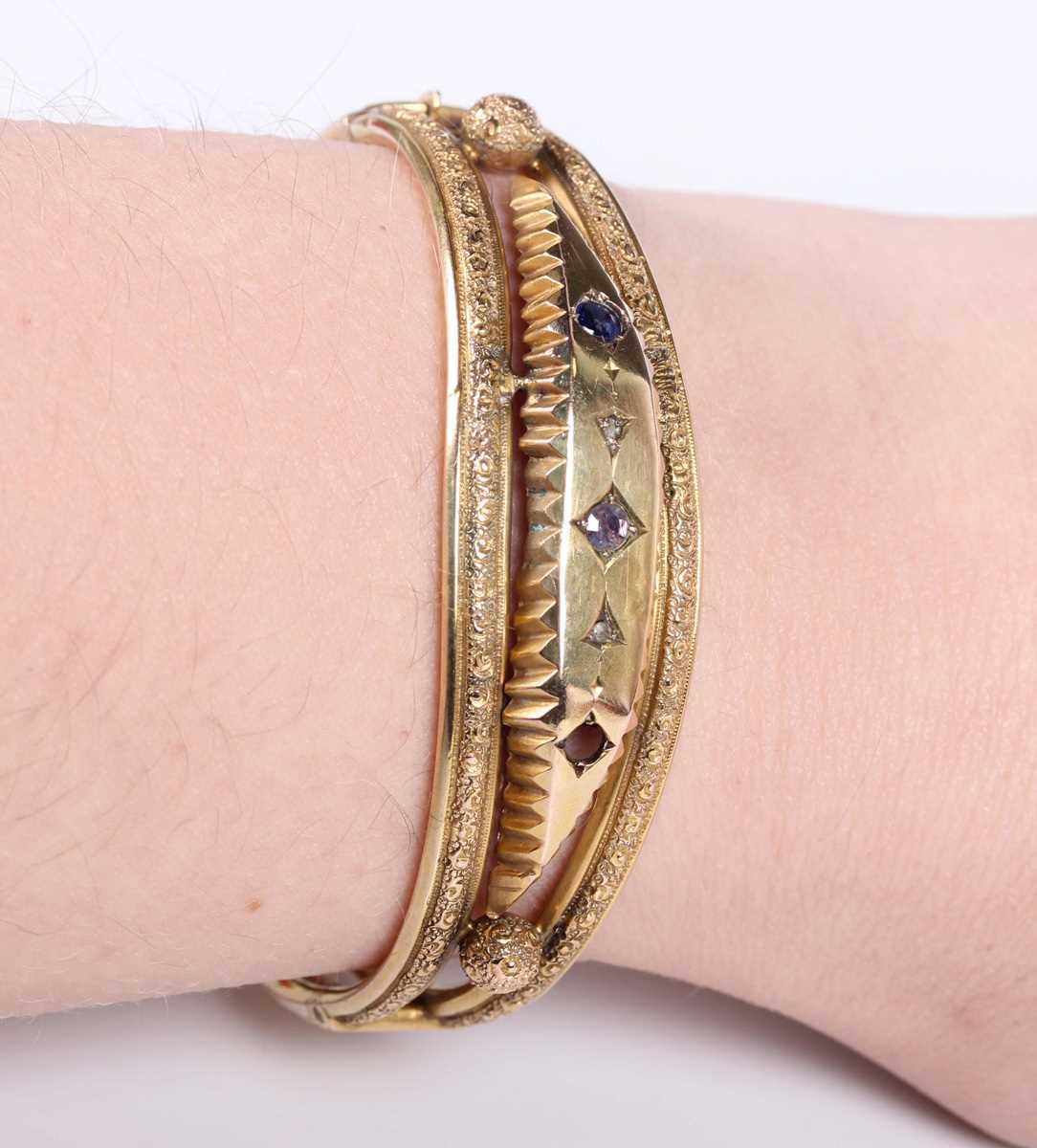 An Edwardian 9ct gold, diamond, blue gem and mauve paste set oval hinged bangle, decorated with - Image 5 of 5