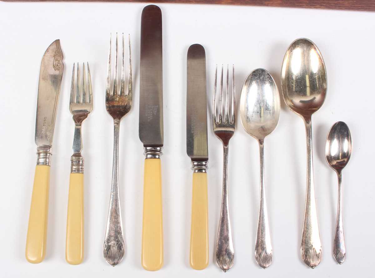 A Walker & Hall part canteen of plated Queen Anne pattern cutlery, comprising six tablespoons, - Image 2 of 4