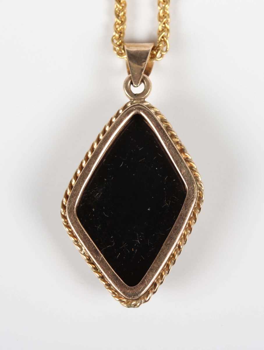 A gold mounted opal triplet pendant, detailed ‘10K’, weight 3g, length 3.1cm, with a gold neckchain, - Bild 2 aus 3