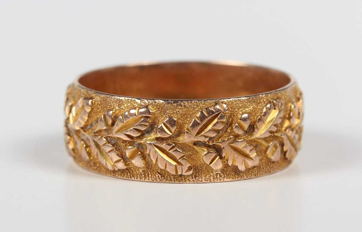 A late Victorian 9ct gold wedding band ring with foliate decoration, Birmingham 1894, weight 4.2g,