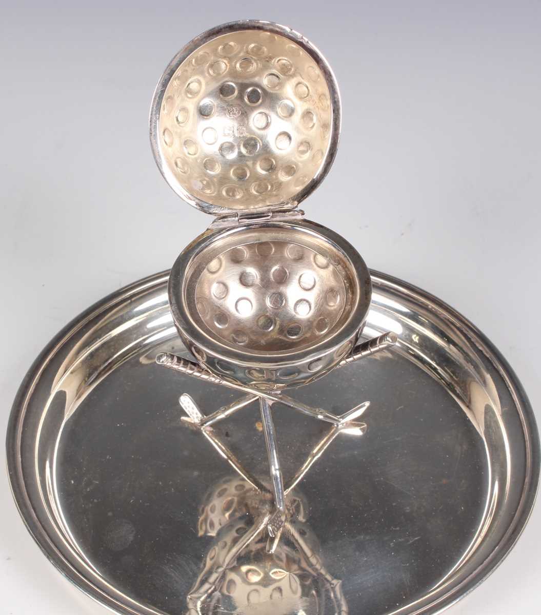 A George V silver novelty inkwell in the form of a golf ball supported by three crossed golf - Bild 2 aus 3