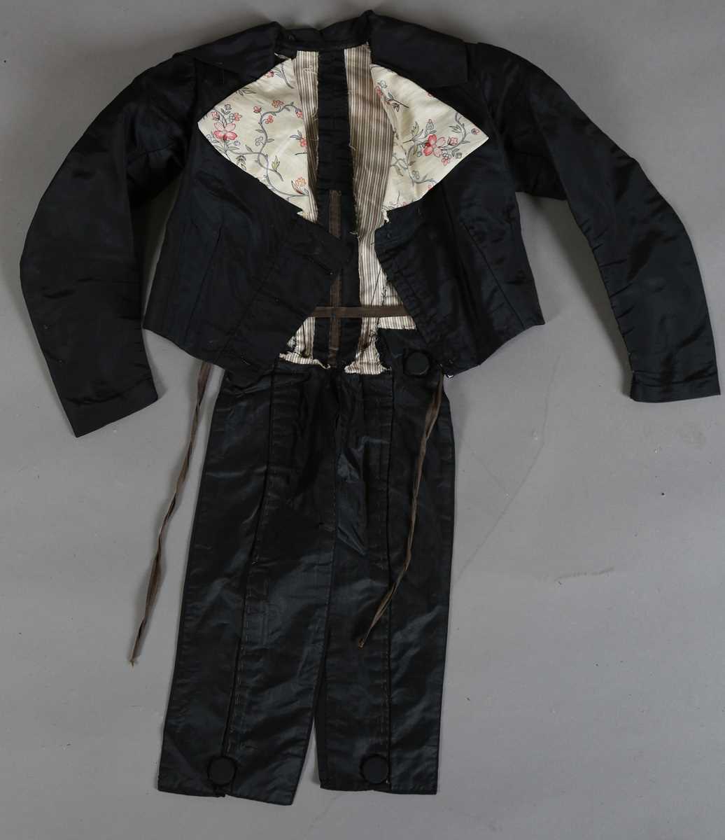 A mixed group of late 19th and early 20th century infants' clothing and dolls' clothing, including a - Image 10 of 11