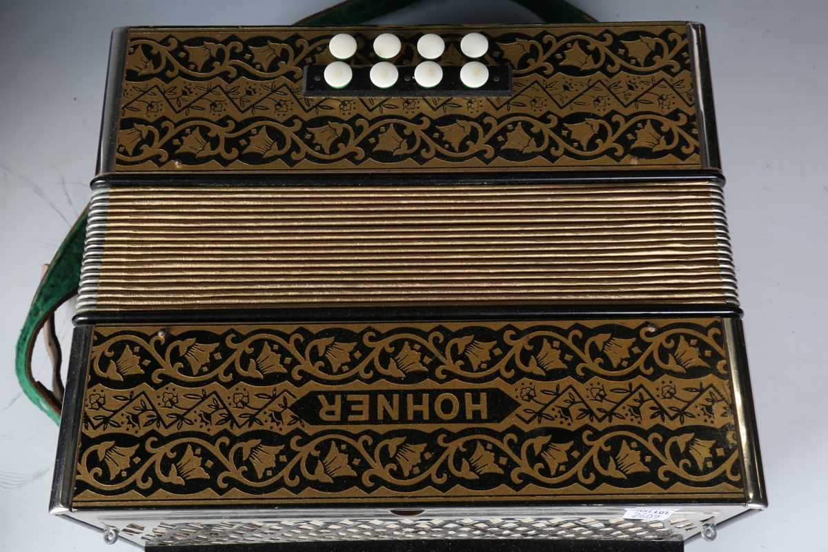 A Hohner accordion and a modern black cased piano accordion. - Bild 6 aus 10