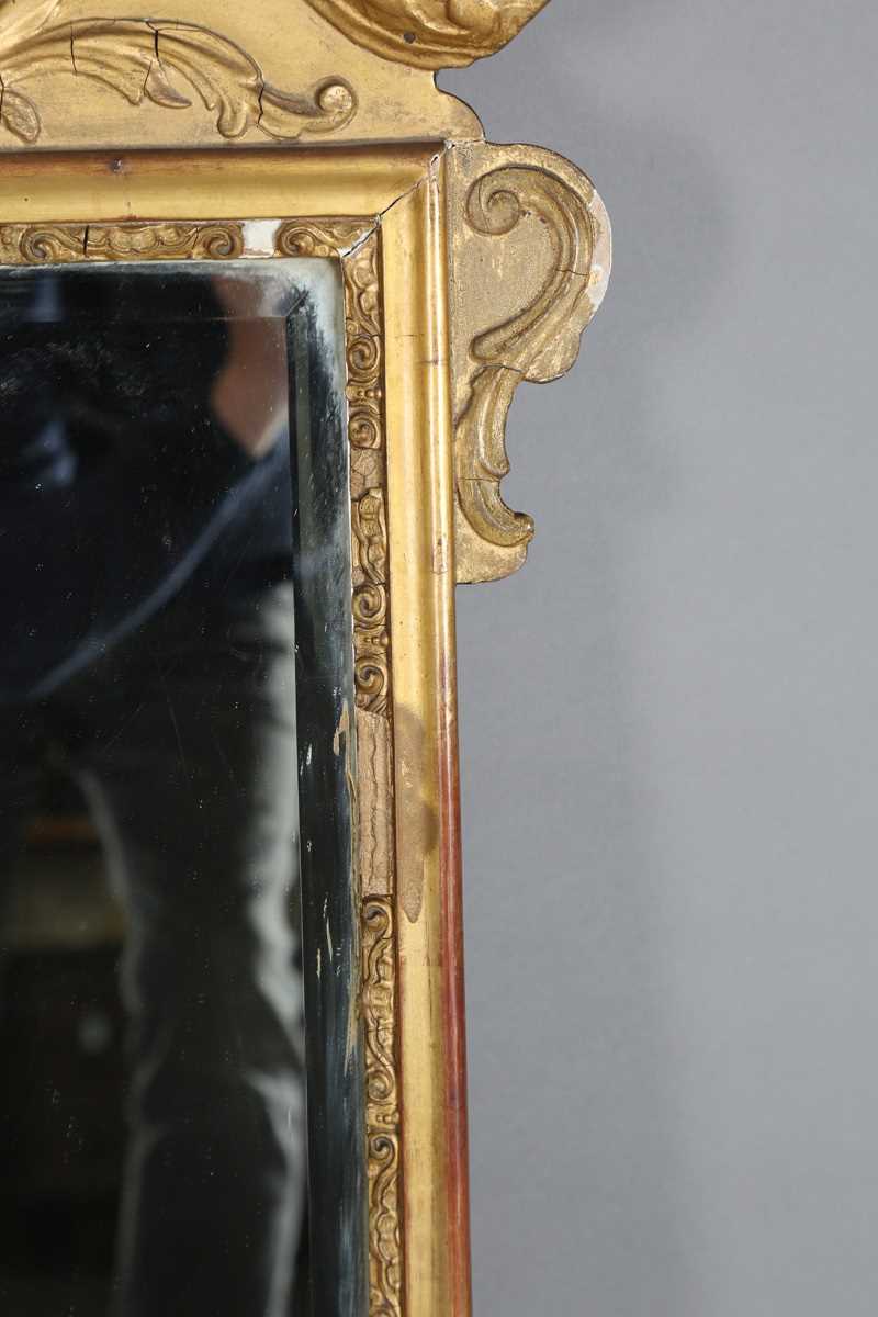 A pair of early 20th century George III style gilt composition wall mirrors, the swan neck pediments - Bild 9 aus 16