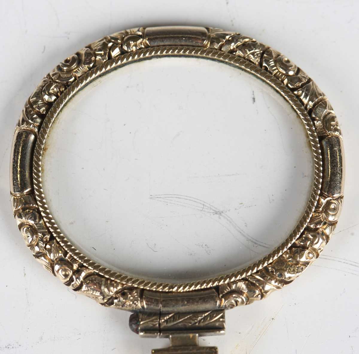 A mid-19th century gold framed magnifying lens, finely chased with foliage, length 8cm. - Image 3 of 12