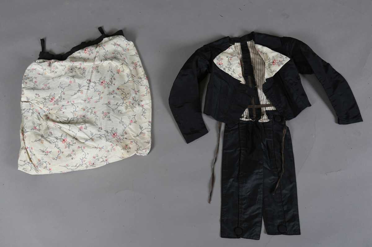 A mixed group of late 19th and early 20th century infants' clothing and dolls' clothing, including a - Image 9 of 11