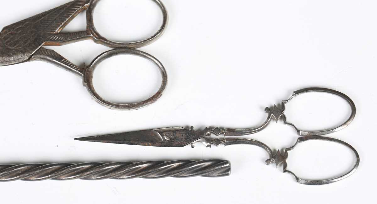 A mixed group of silver and other objects of virtu, including an articulated fish with hinged lid, - Image 9 of 16